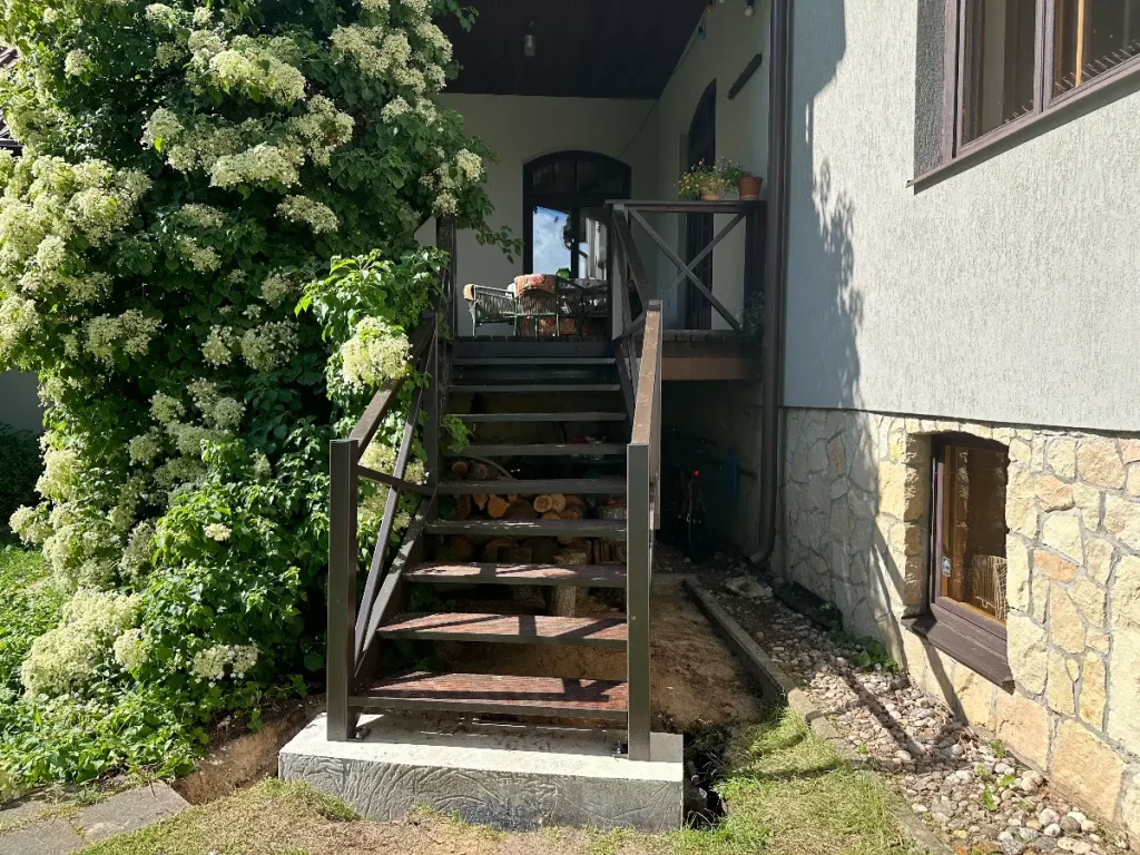 Āras koka terase ar kāpnēm un metāla margām